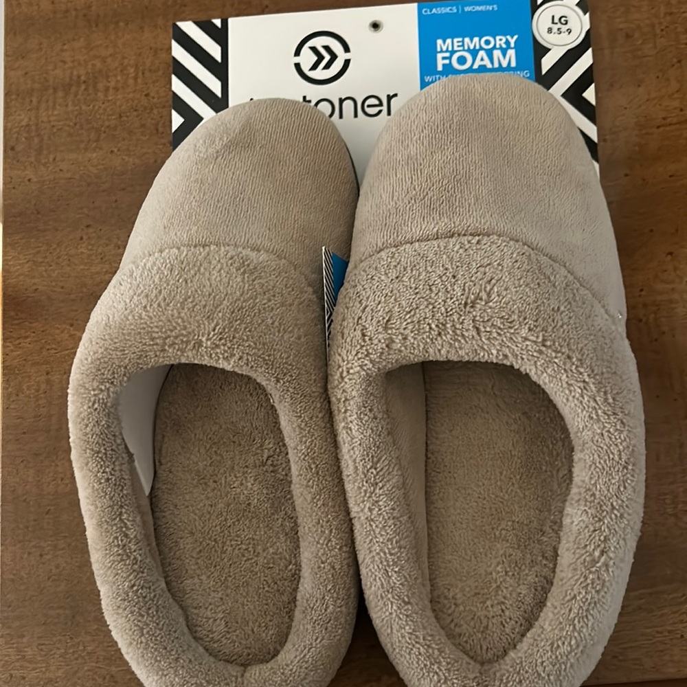 Cream color isotoner size large memory foam slippers self absorbing cushion